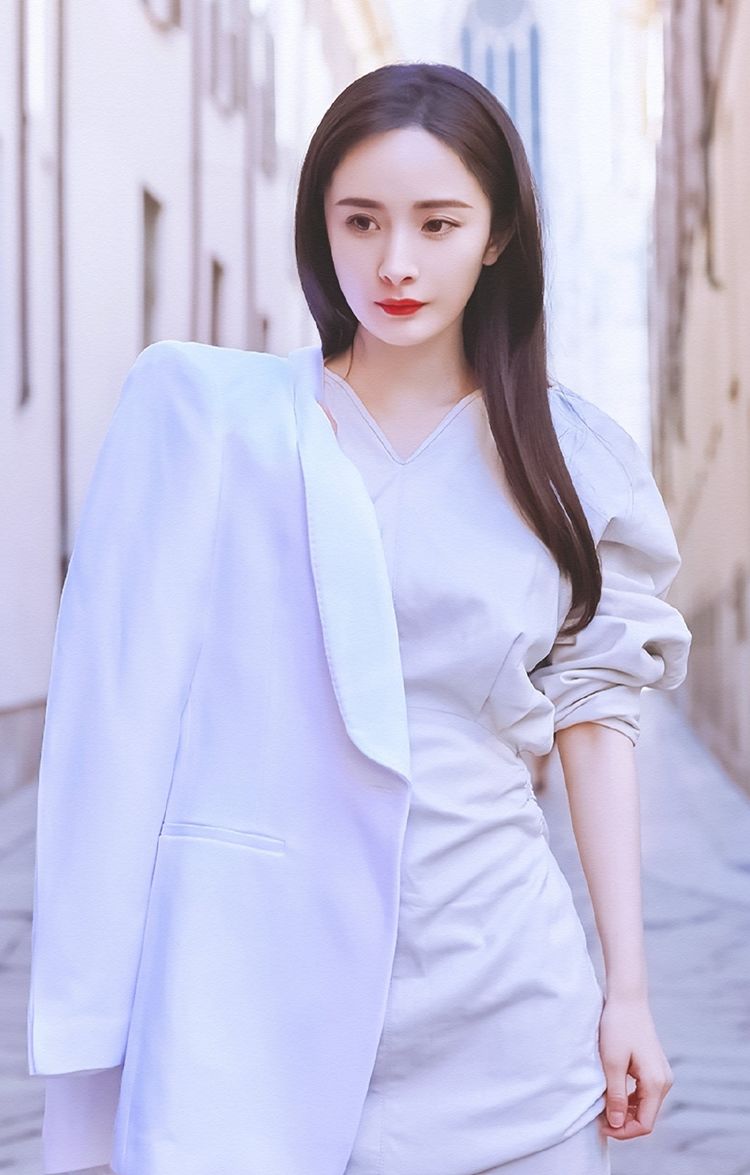 杨幂和宋祖儿撞衫,看不出来年纪差了近一轮