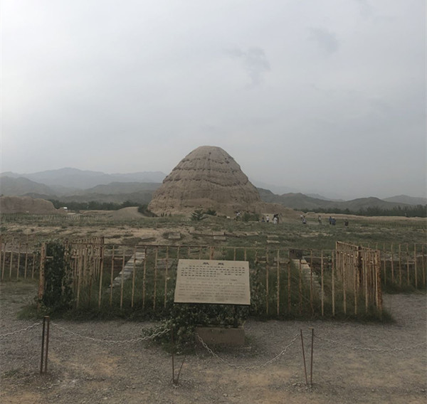 西夏王陵又称西夏陵,西夏帝陵,有"东方金字塔"之称,坐落在银川市西郊