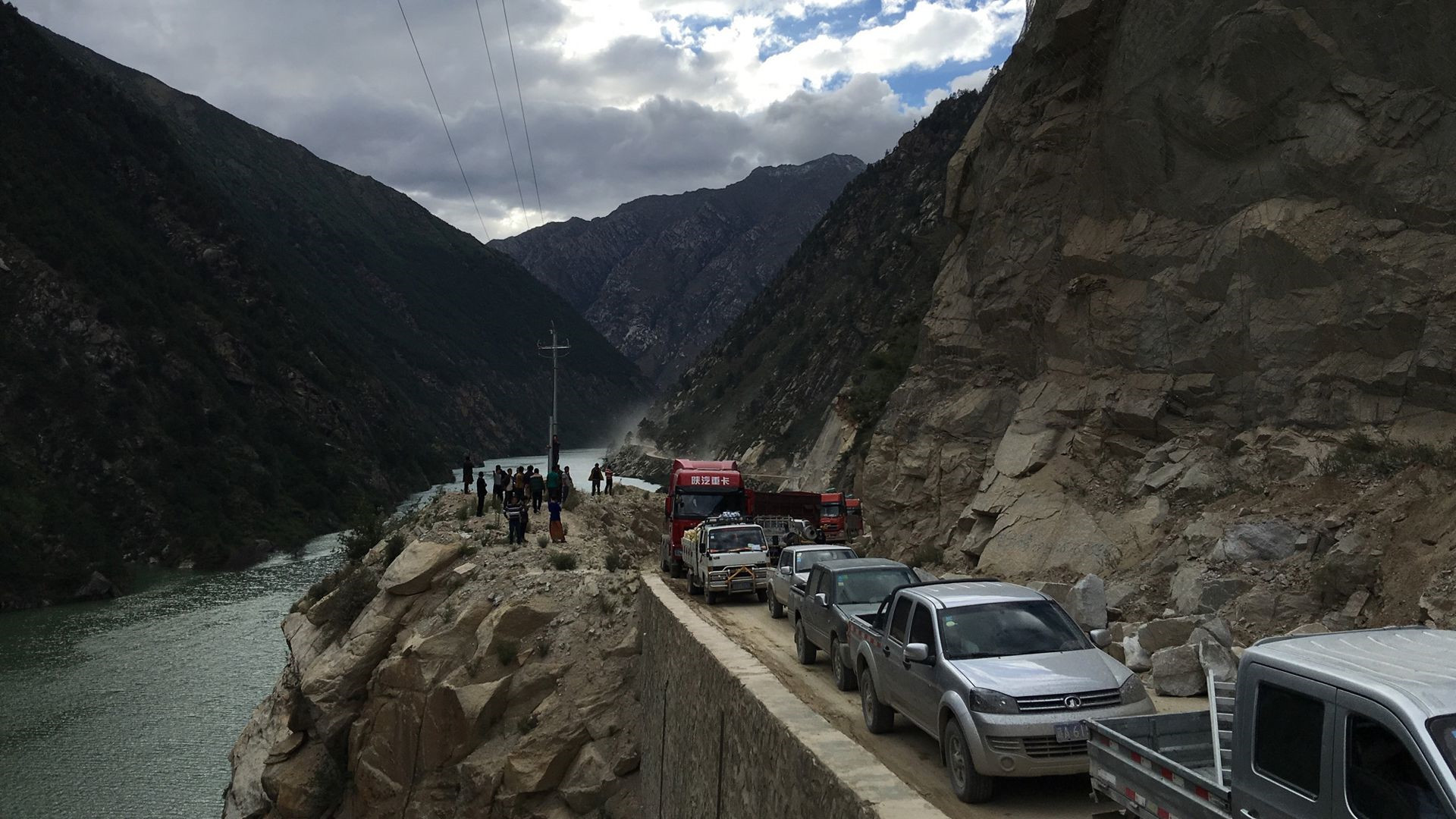 重走天路看变迁丨人在路上，路在心上：川藏线上一家三代人的养路情-新华网