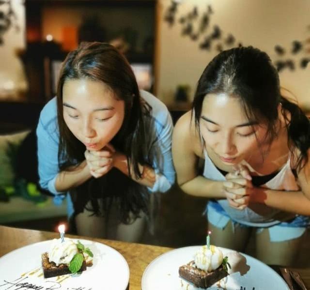 梁家辉庆祝女儿28岁生日,曾经发福被嘲的太太江嘉年性感亮相