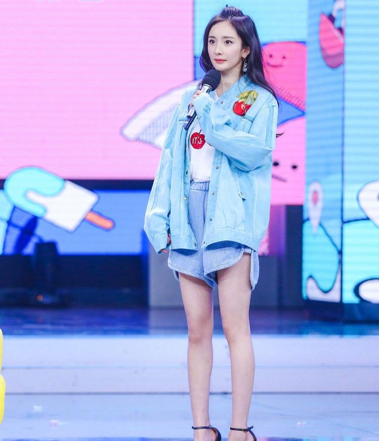 杨幂和宋祖儿撞衫,看不出来年纪差了近一轮