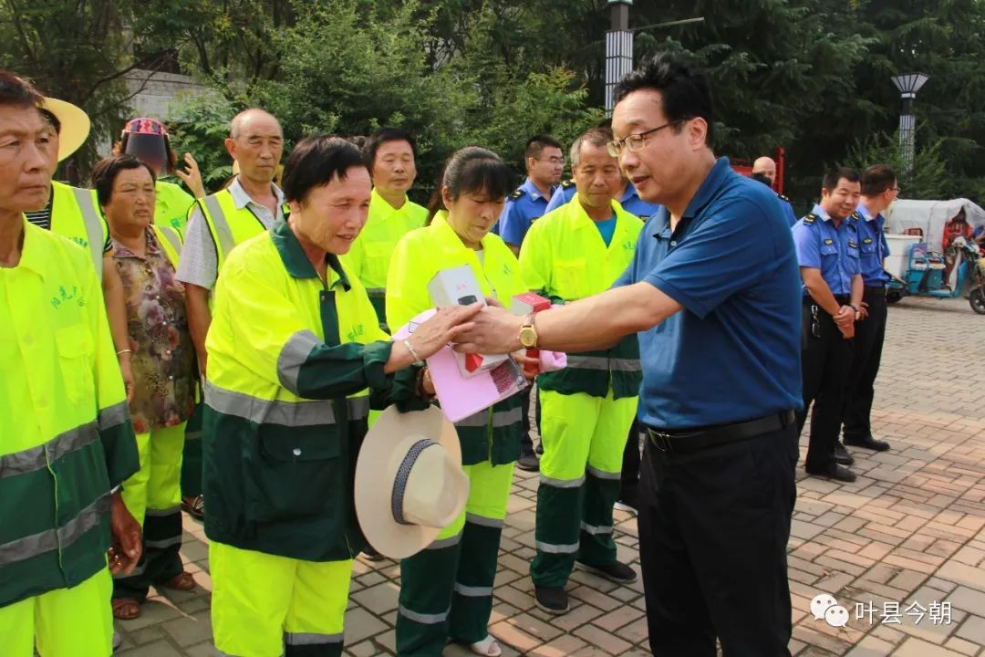 余振江指出"春送岗位,夏送清凉,金秋助学,冬送温