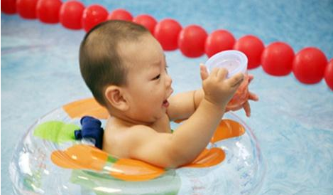 断奶期间可以游泳吗？婴儿游泳，让断奶更轻松！ 坚持婴儿游泳的好处 婴儿游泳提高宝宝食欲 婴儿游泳有哪些好处