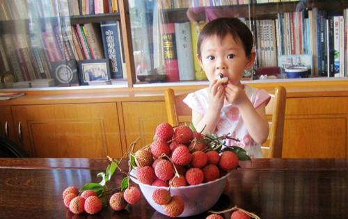                     夏季水果不能乱吃，家长一定要管住孩子的嘴，减少悲剧上演