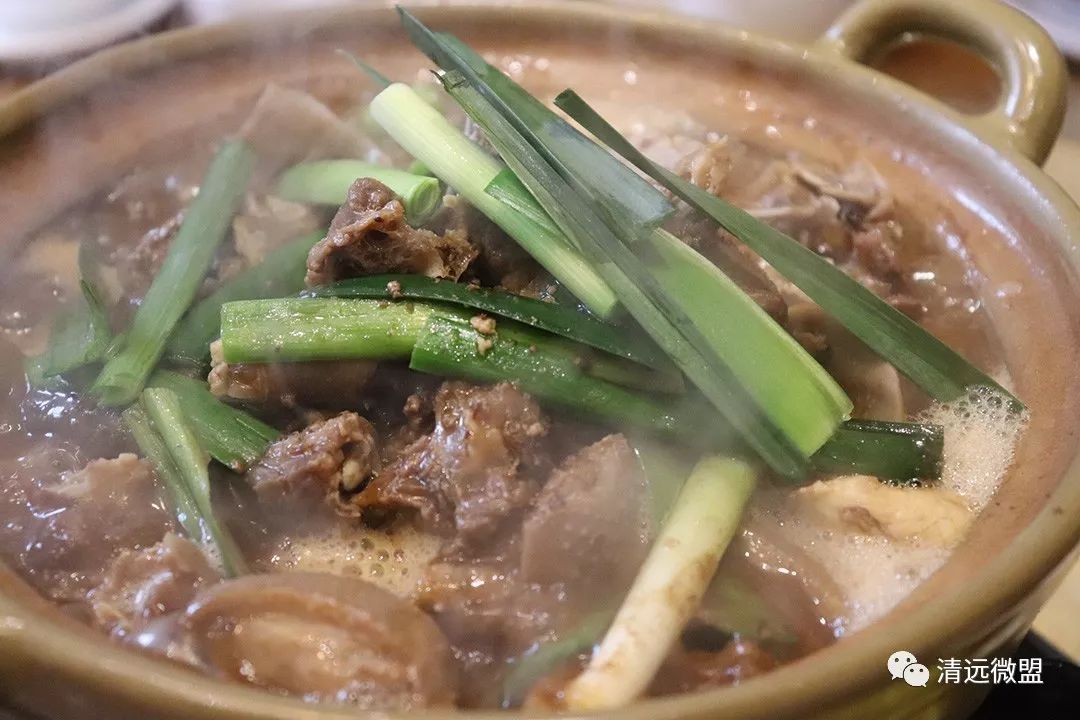 推荐一: 鹅乸煲 汤汁翻滚,葱香入味,食欲满满~吃鹅肉能养胃补气,那就