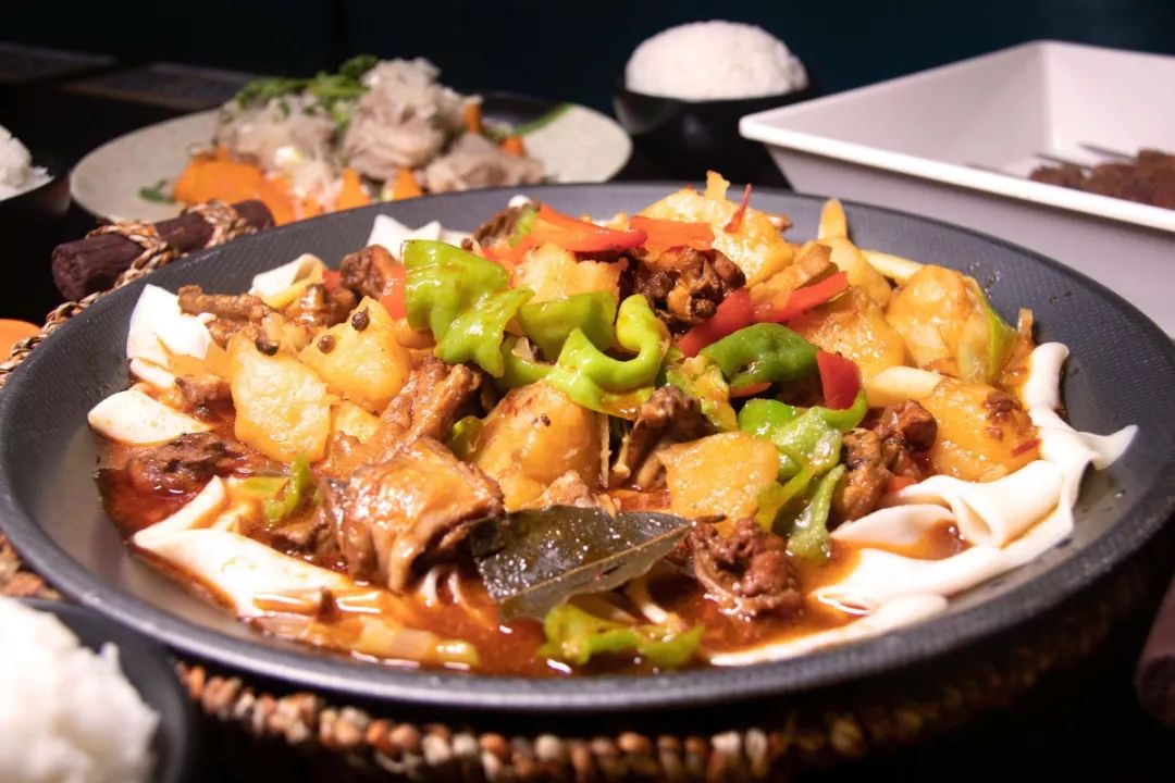 最近突然迷上了新疆菜,手抓羊肉烤串格瓦斯,爽爆了