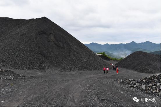 登上高架桥再上矸石山童年游戏嘉年华活动侧记