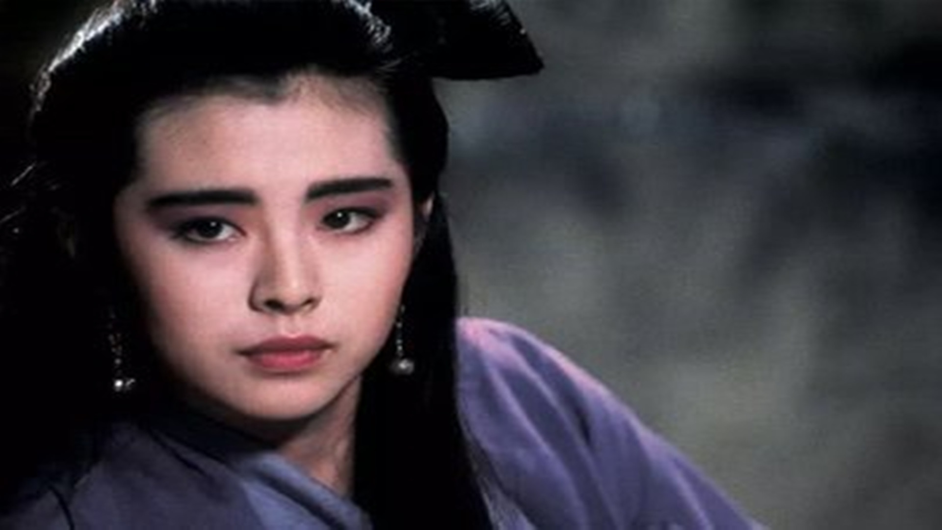 王祖贤1987年,王祖贤在《倩女幽魂》中饰演的是聂小倩,高贵冷艳,还有