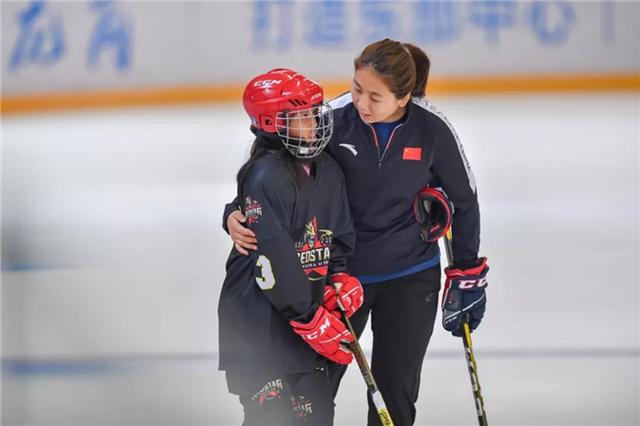 广东冰雪丨全国首个专属女孩的冰球训练营在深圳开营
