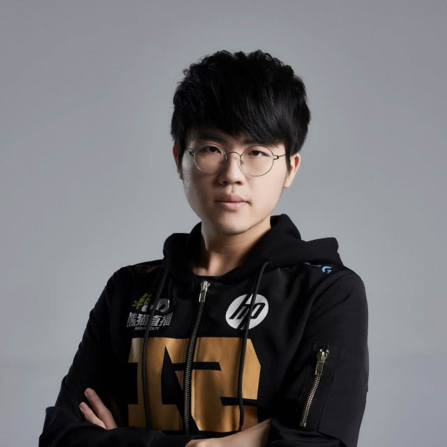 RNG姿态女装直播,遭粉丝吐槽想吐,败坏风气还