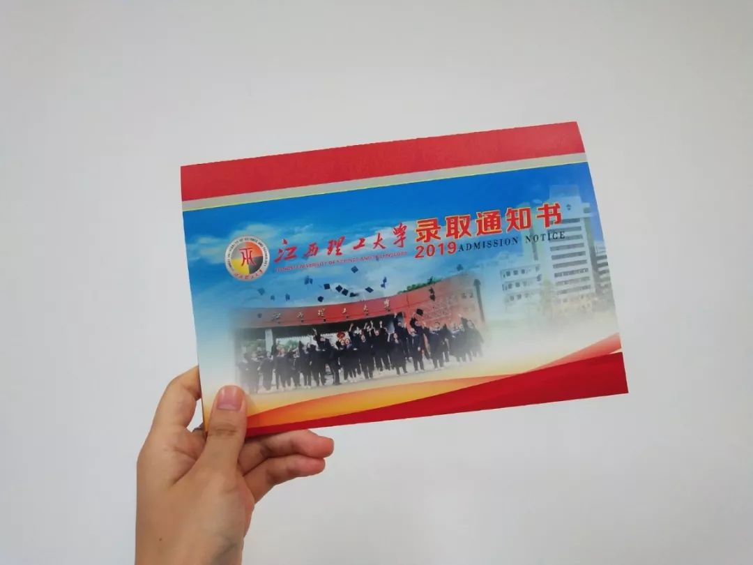 江西理工大学校长给41名新生现场签发录取通知书!