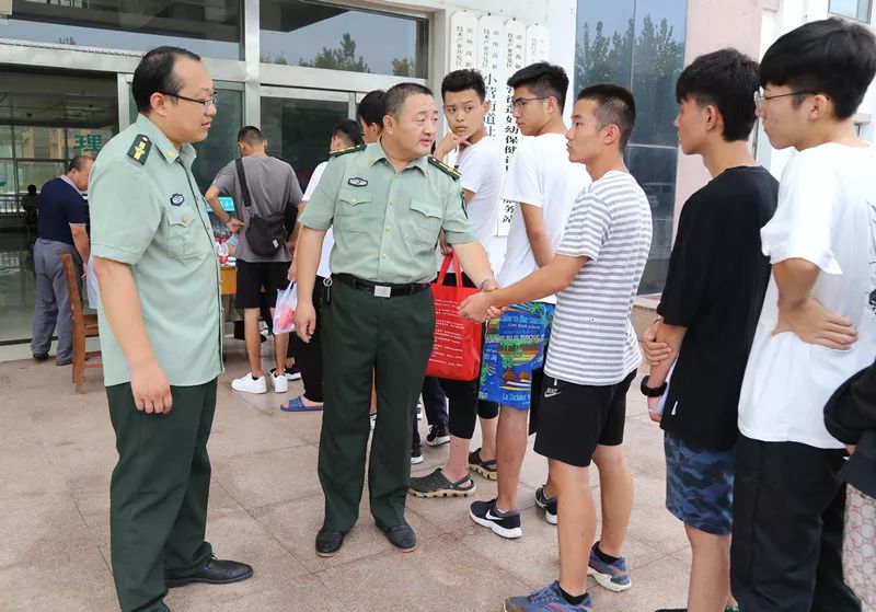 小营街道组织适龄青年参加夏季征兵体检