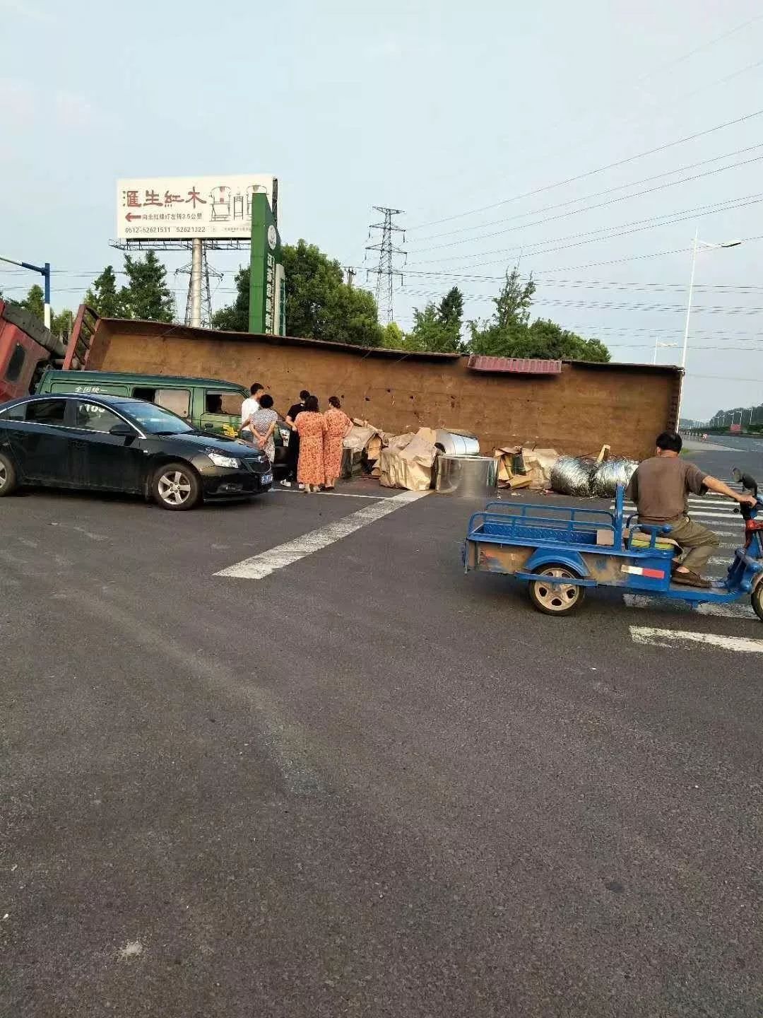 常熟海虞北路某十字路口大货车发生车祸,侧翻在十字路口.