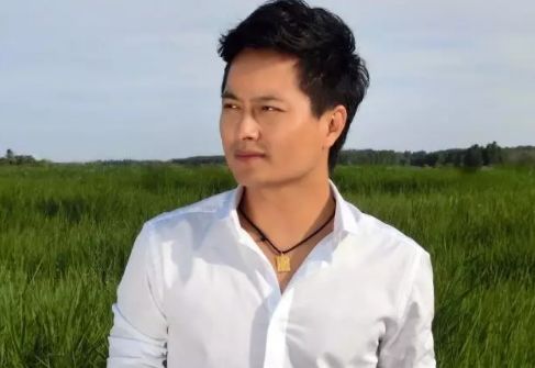 云飞牵手父母唱《父亲的草原母亲的河》