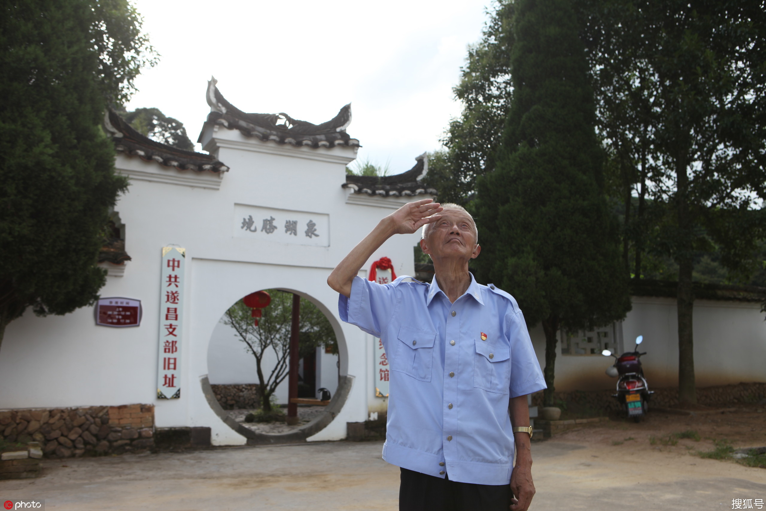 遂昌党支部旧址泉湖寺63年老党员 18年用心升国旗