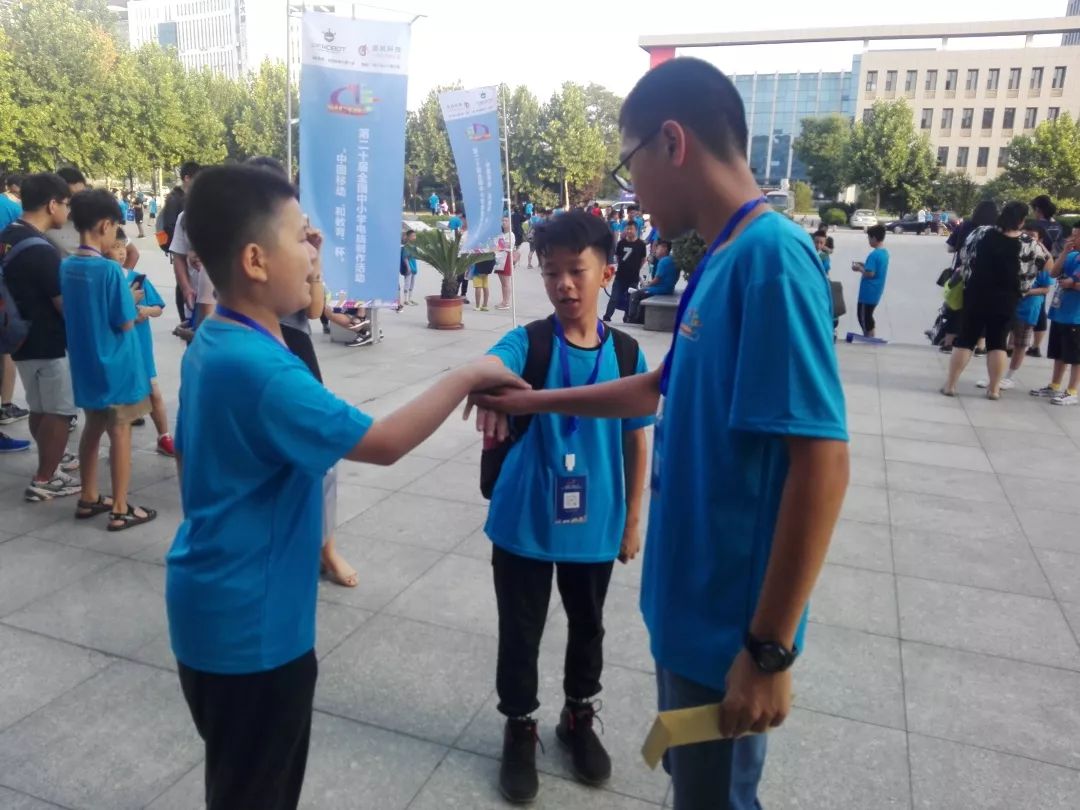 队友们相互鼓励助威徐斯珉同学(左一)与队友合影虽然短短的几天,却让