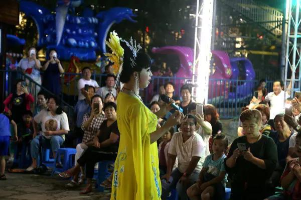 28岁小伙男扮女装上台反串杨贵妃,用女声说话唱歌,让人雌雄莫辨