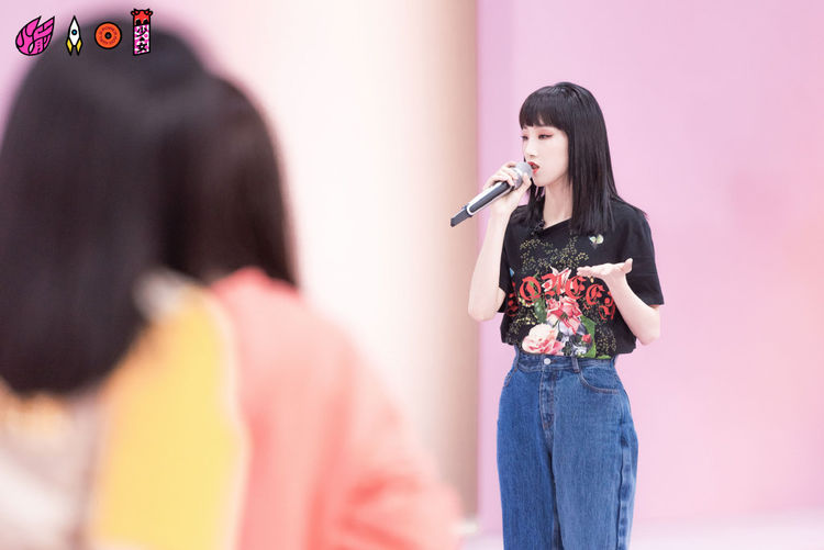 火箭少女变身“小老师”,小七公主切抢镜,Sunnee居然走可爱风? bt365体育在线