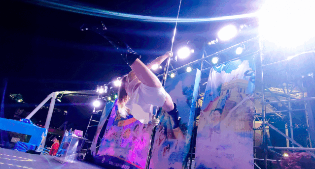 不仅有dj现场打碟,更有性感钢管舞女郎在线热舞,让现场的气氛迎来