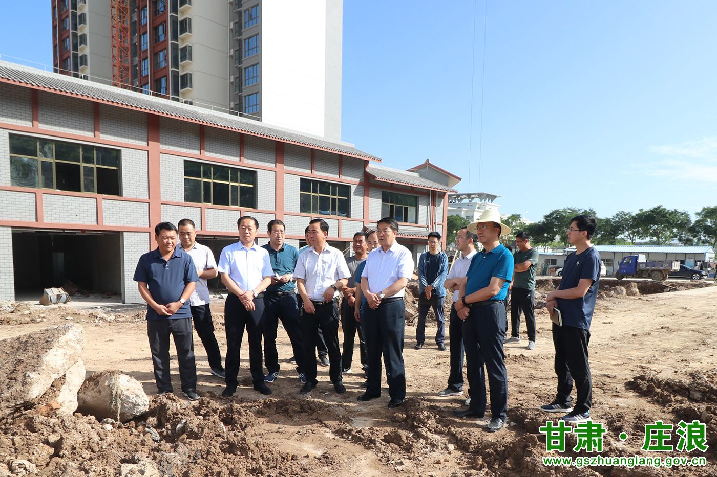 7月23日,县委常委,常务副县长刘卓禄,县委常委杜宏生带队对紫荆路棚户