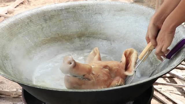 女孩买猪头做菜足有30斤,把人馋坏了,没见过这么美味的猪头肉