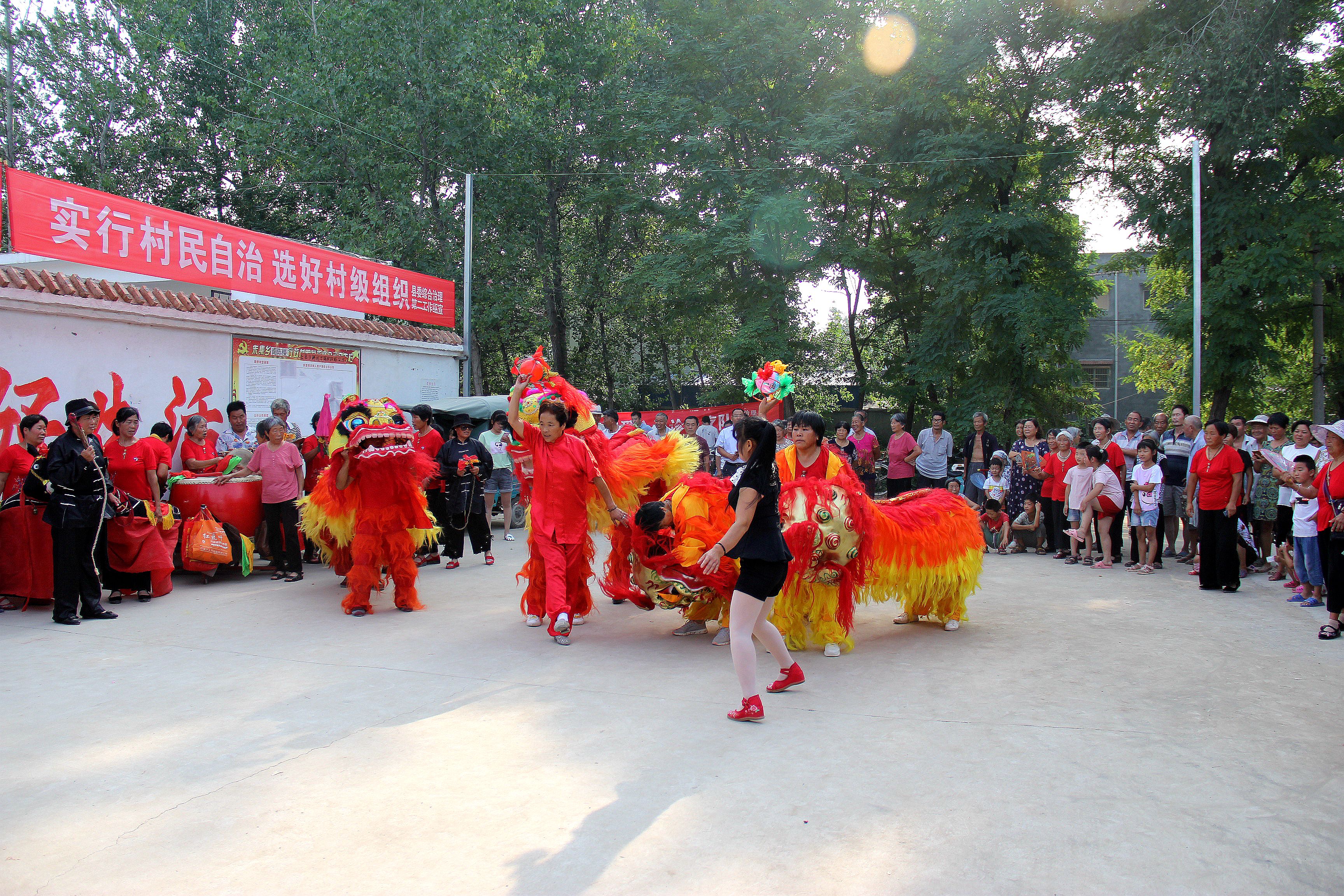 淮阳县朱集乡南陈楼村举行"五好家庭,好婆婆,好媳妇"等竞选大会