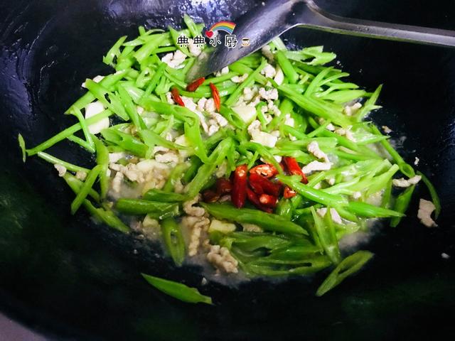 怎么把肉丝炒的不柴 10e50d447e154b2eb9f5193ce3f84070.jpeg