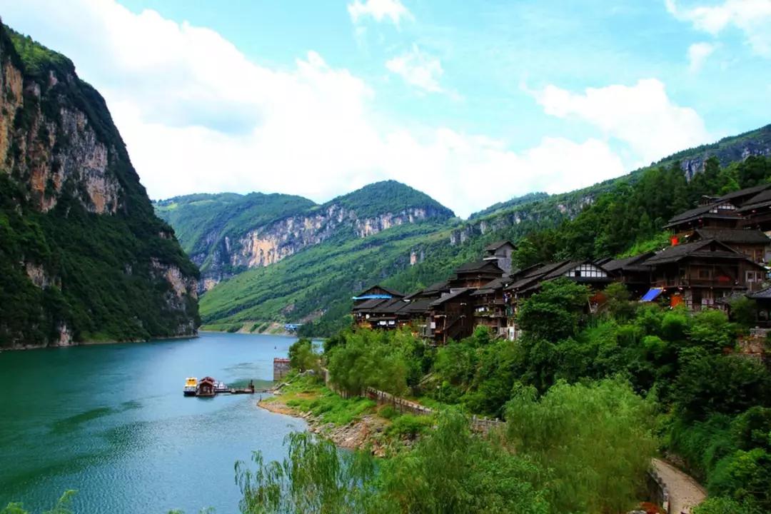 龚滩古镇的风景美如画,乘上一艘小船游览乌江画廊,在碧绿的江上观看