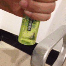                     原创            妹妹喷洒花露水后，哥哥在旁边玩，却让妹妹全身起火
