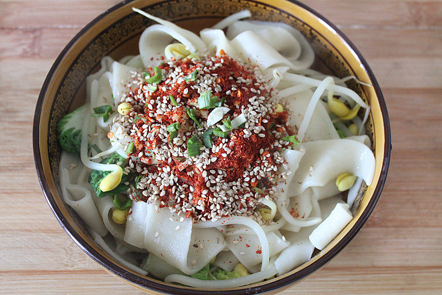 老师傅教你油泼面的正宗做法,在家就能享受陕