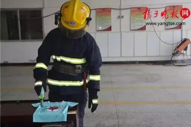                     原创            妹妹喷洒花露水后，哥哥在旁边玩，却让妹妹全身起火