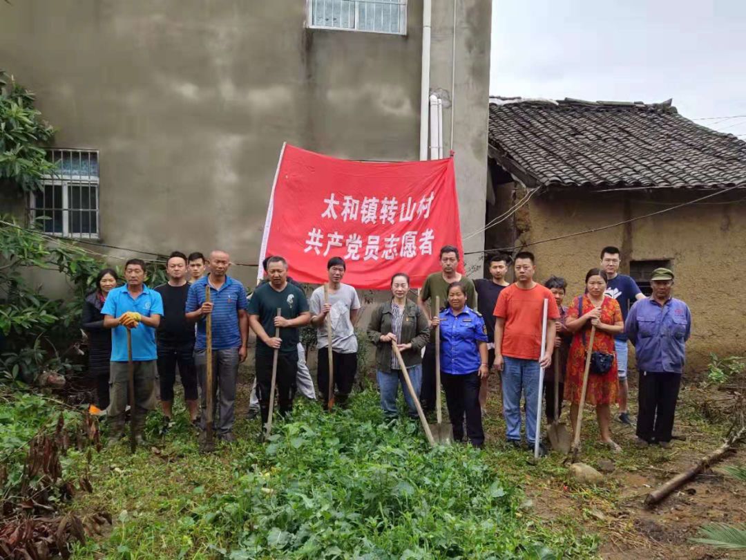 西昌太和镇转山村组织联动推进抢险救灾清理房屋疏通排水沟