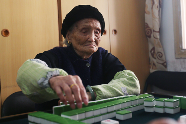 湖南老大爷打麻将没输过,临死前告诉儿子,二张牌不留,稳赢