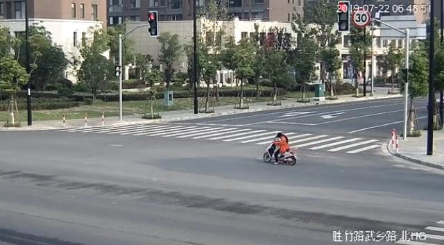骑行中电瓶车突发冒烟,几分钟后燃起熊熊大火,车辆几乎被烧毁 澳门网上金沙网站