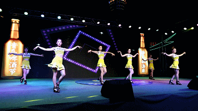 青春洋溢的舞蹈表演, 婀娜多姿的啤酒女郎走秀, 娓娓动听的歌声, 此