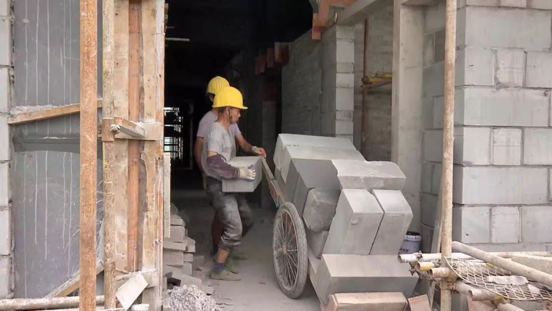 在建筑工地上,"搬砖"是最累人的活