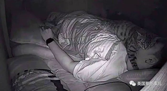 总觉得睡觉时呼吸困难，床边装了个摄像头才发现罪魁祸首
