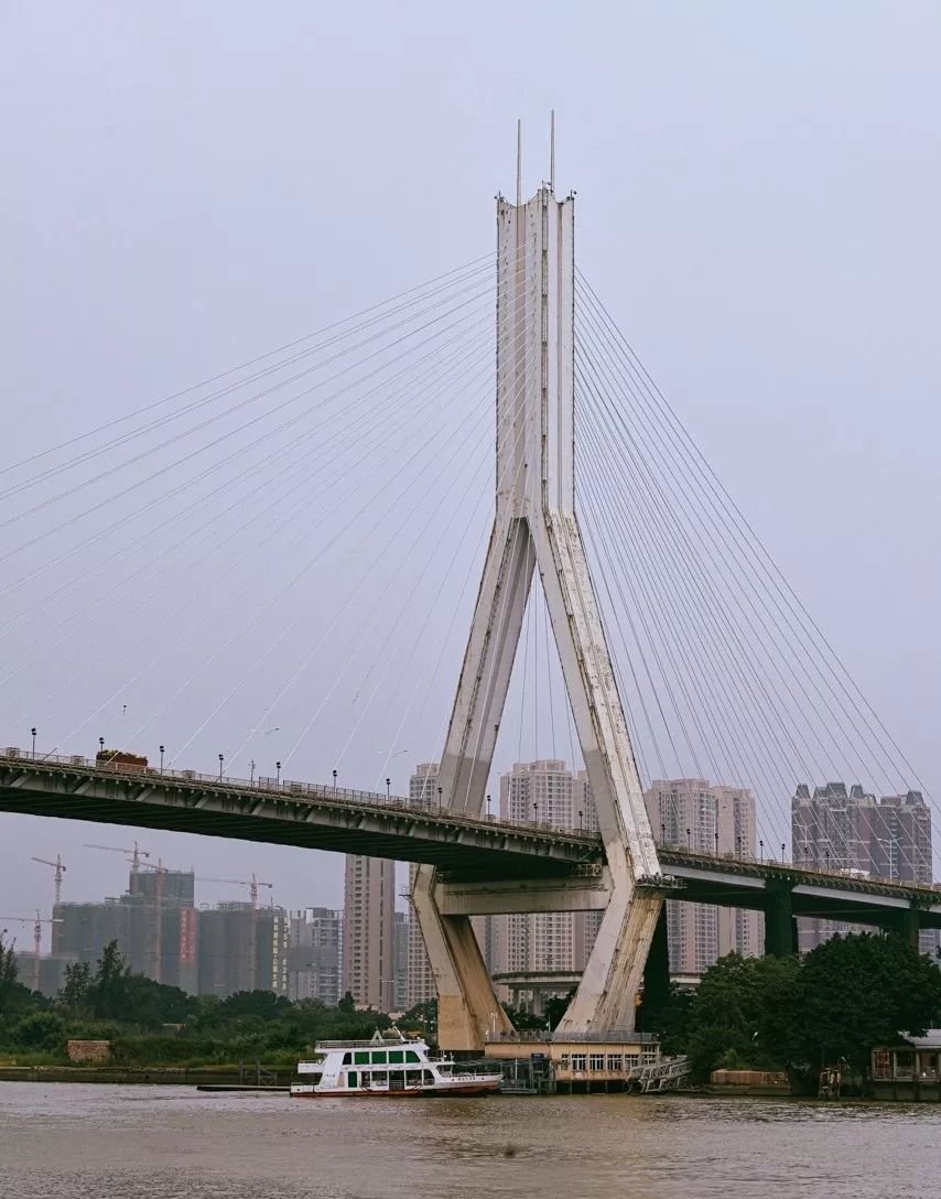 经梳理发现,除了鹤洞大桥外,广州市越秀区的麓景路立交桥,环市路小北