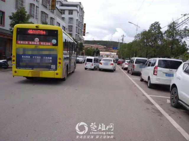 楚雄街头老年代步车与小轿车互不相让,结果悲剧了(图) 千亿国际娱乐官网登录