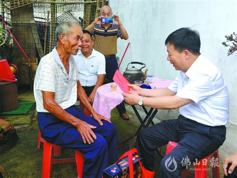 佛山日报讯 记者黎翠怡,陈志业摄影报道:在"八一"建军节即将到来之际