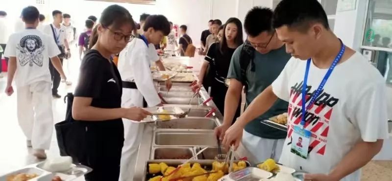 参赛运动员在弘毅岳州中学食堂就餐