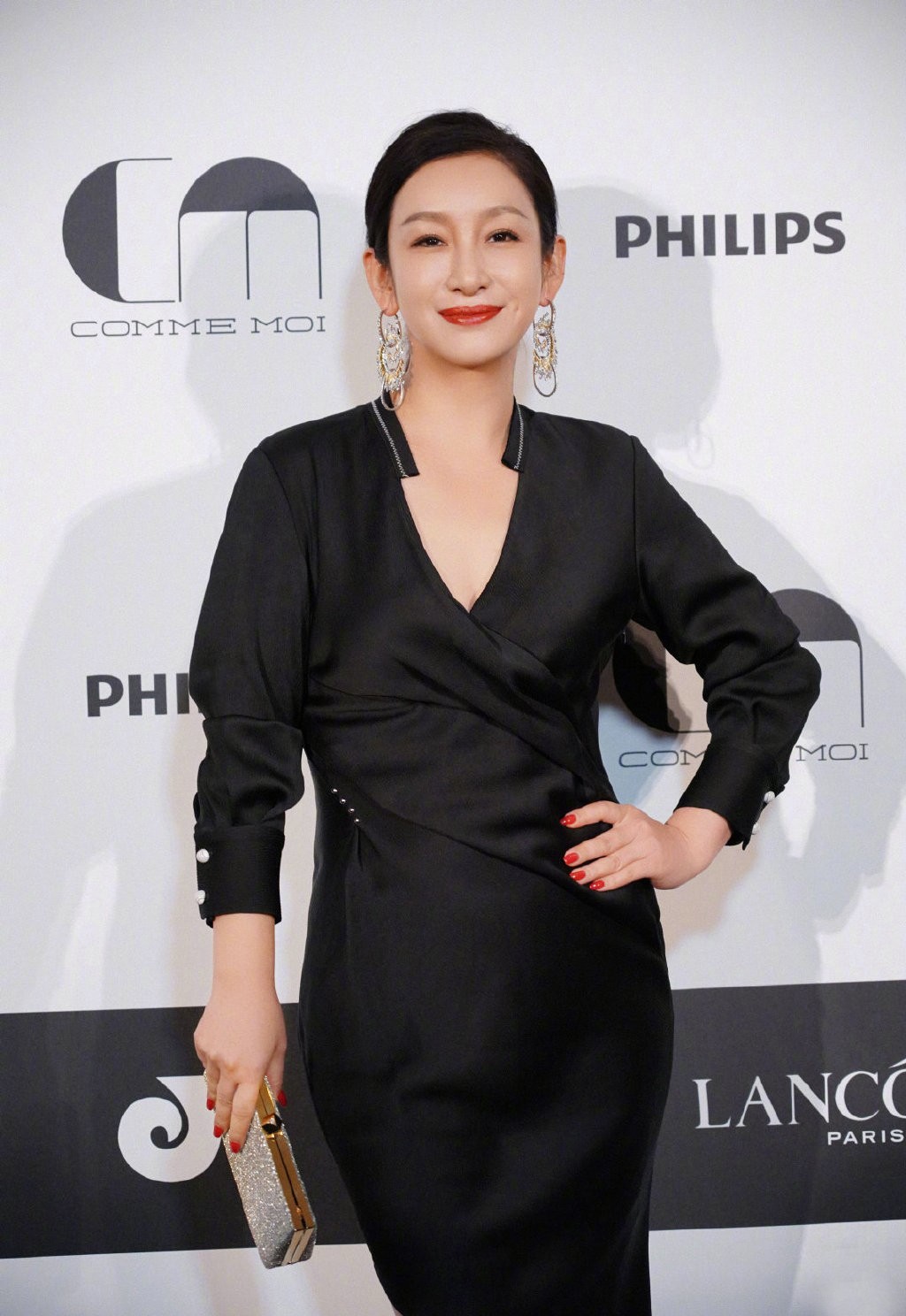 秦海璐的活动照超优雅 ,穿V领修身黑裙涂大红唇,霸气十足少女范 澳门赌博官网平台