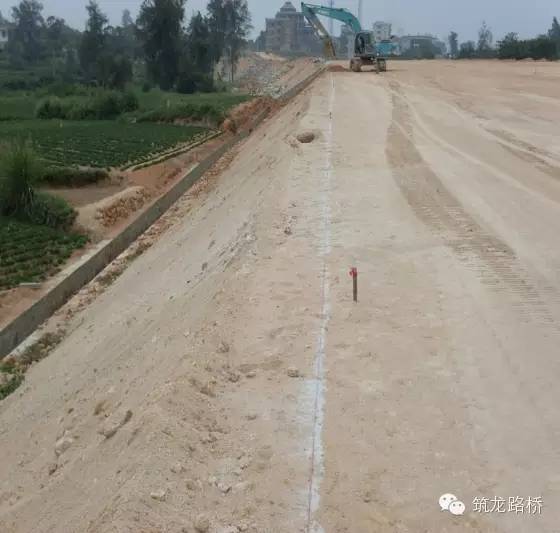 路基超宽填筑⑤横坡陡峻地段的半填半挖路基,必须在山坡上从填方坡脚