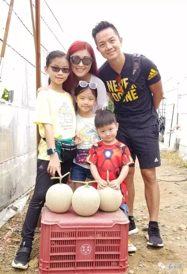 陈琪带子女大坂放暑假 胡诺言变美男鱼