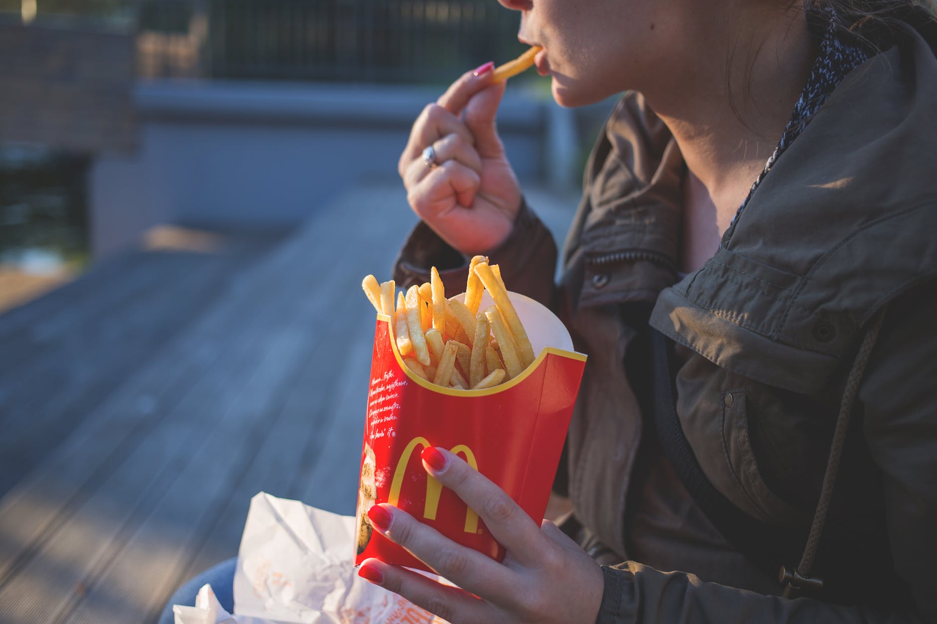 麦当劳外卖比堂食定价还高，麦当劳为啥敢这么