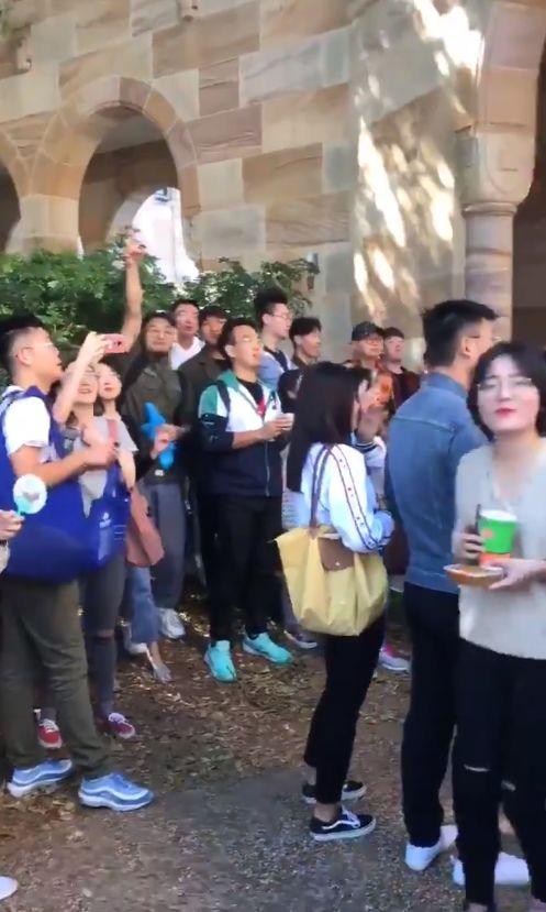 “港独分子”在澳大利亚昆士兰大学进行集会 中国留学生高唱《义勇军进行曲》