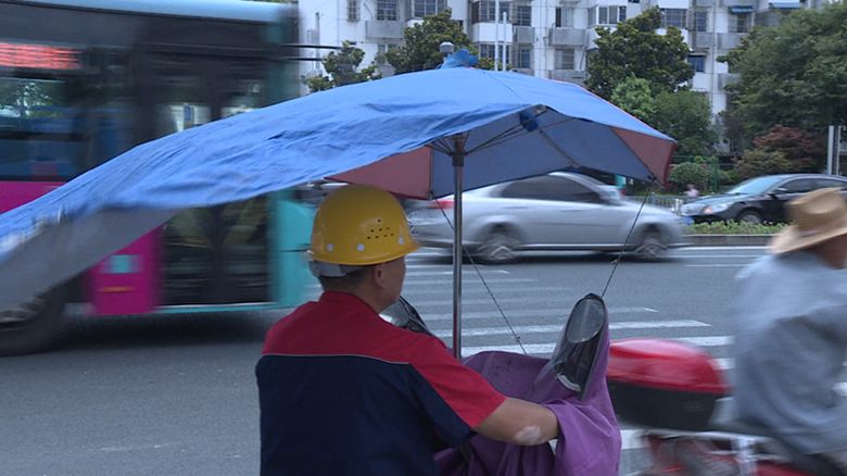 米乐m6盘点苏州街头“遮阳神器”花样真多！(图4)