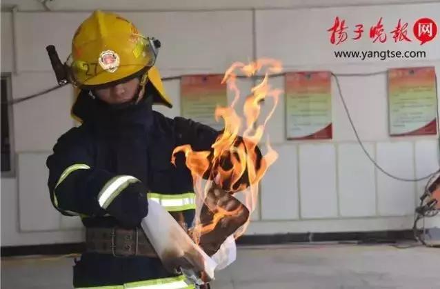                     原创            妹妹喷洒花露水后，哥哥在旁边玩，却让妹妹全身起火
