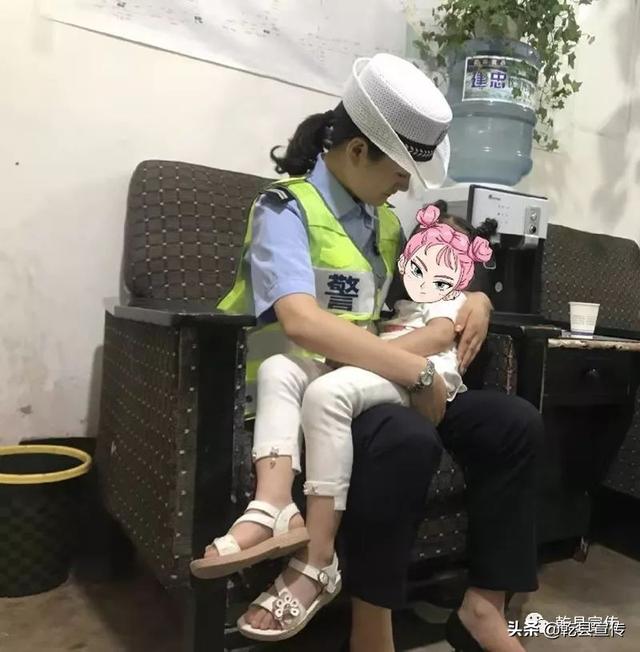 女辅警抱熟睡女孩照片 温暖了整个"朋友圈"