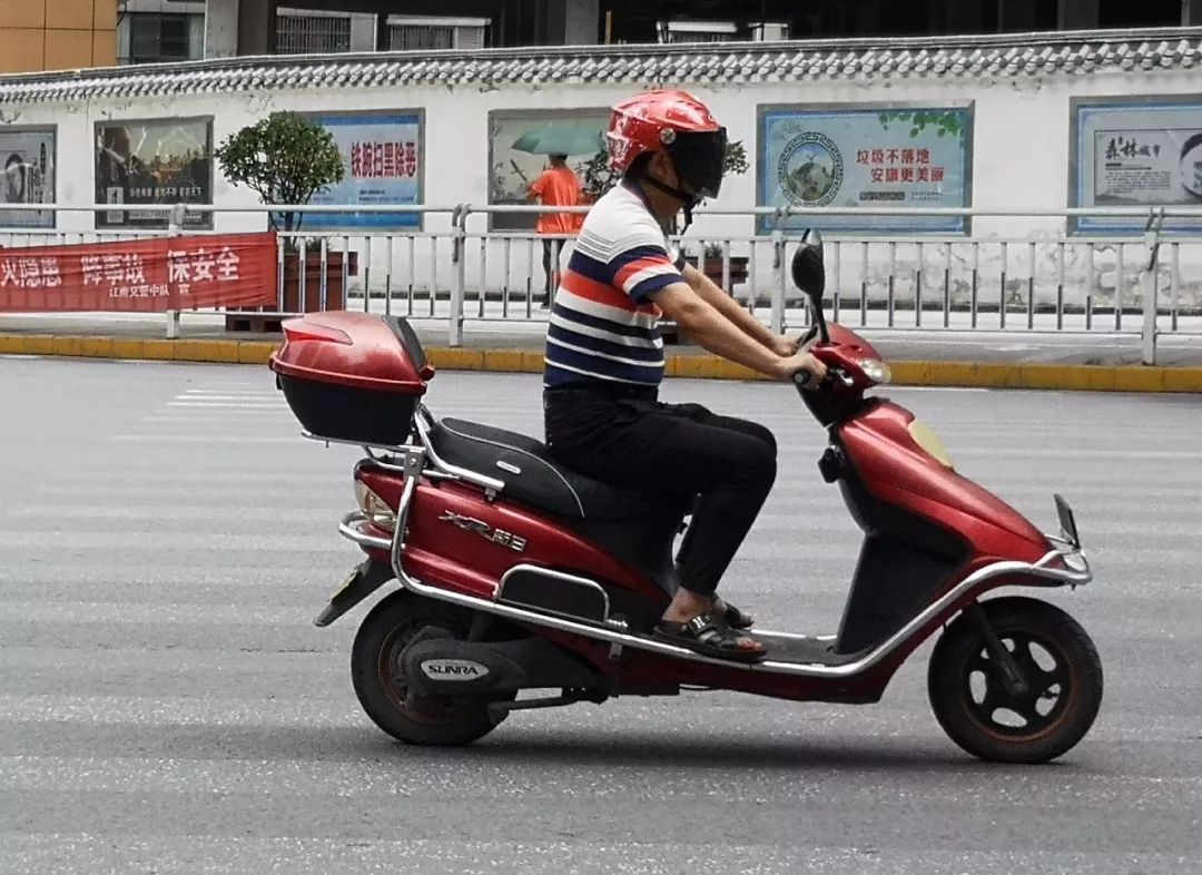 严查摩托车,电动车!安康人的头盔买对了吗?